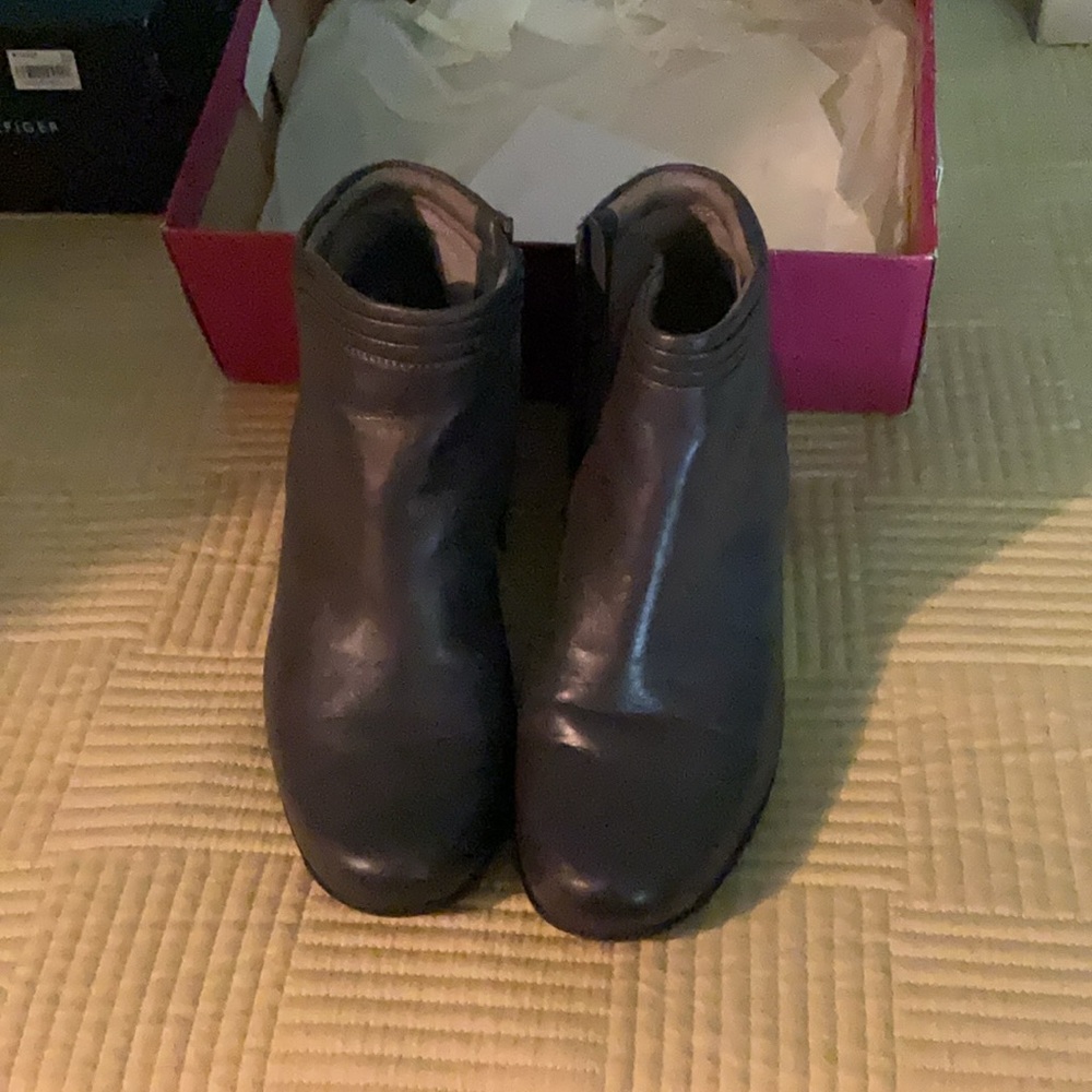 Naturalizer Black Leather Ankle Booties